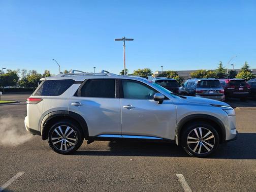2025 Nissan Pathfinder Platinum 4WD
