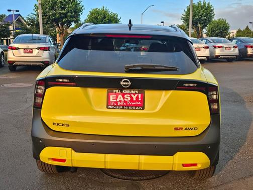 2025 Nissan Kicks SR