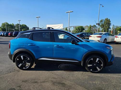 2025 Nissan Kicks SR