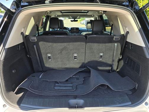 Pearl White Tricoat/Super Black 2024 Nissan Pathfinder SL 4WD