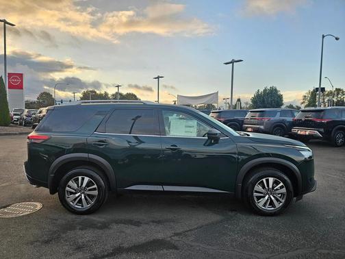 2025 Nissan Pathfinder SL 4WD