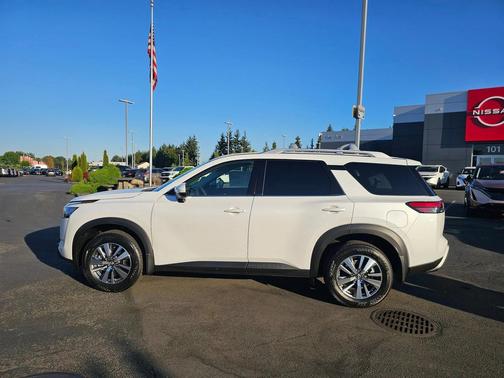 2025 Nissan Pathfinder SL 4WD