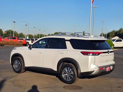 2025 Nissan Pathfinder SL 4WD