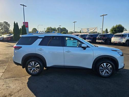 2025 Nissan Pathfinder SL 4WD