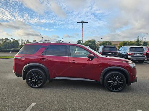 2022 Nissan Pathfinder SL 4WD