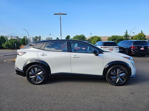 Everest White Pearl Tricoat/Black Diamond Pearl 2023 Nissan ARIYA EVOLVE+