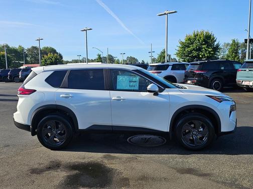 Everest White Pearl Tricoat 2026 Nissan Rogue SV