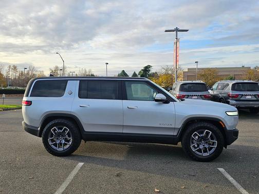 2024 Rivian R1S 