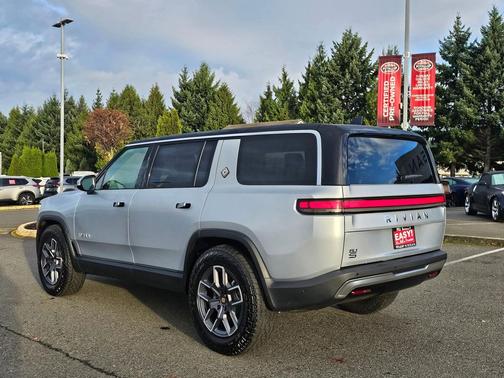 2024 Rivian R1S 