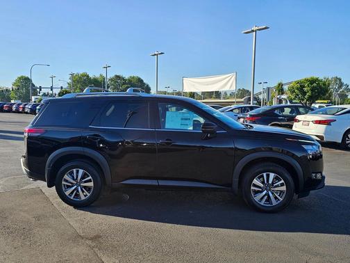 2025 Nissan Pathfinder SL 4WD