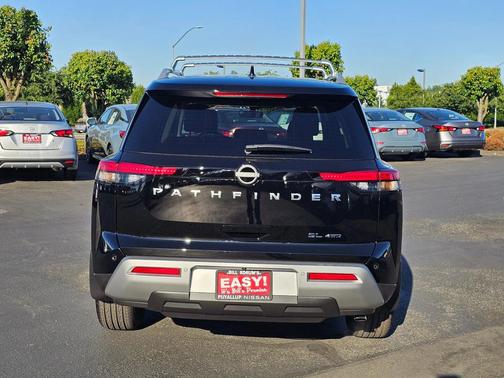 2025 Nissan Pathfinder SL 4WD