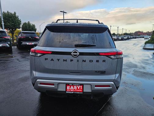 2025 Nissan Pathfinder Platinum 4WD