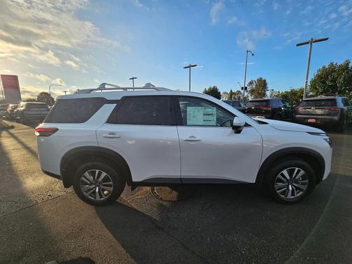 2025 Nissan Pathfinder SL 4WD