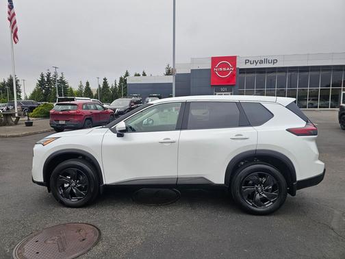 Everest White Pearl Tricoat 2026 Nissan Rogue SV