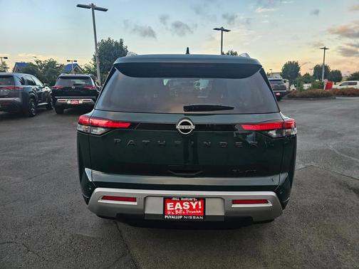 2025 Nissan Pathfinder SL 4WD