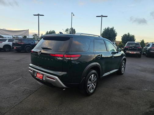 2025 Nissan Pathfinder SL 4WD