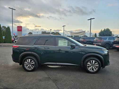 2025 Nissan Pathfinder SL 4WD