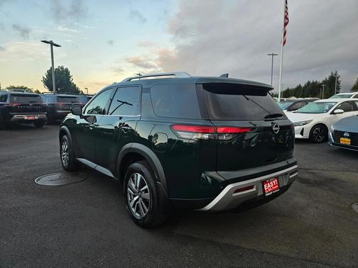 2025 Nissan Pathfinder SL 4WD