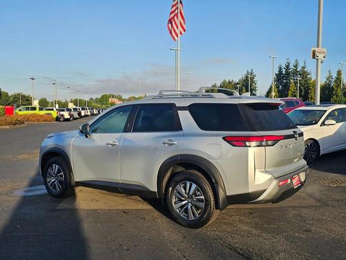 2025 Nissan Pathfinder SL 4WD