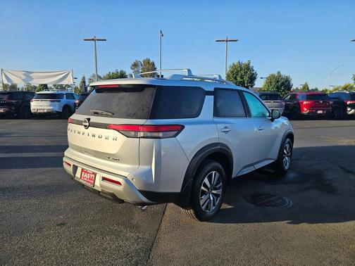 2025 Nissan Pathfinder SL 4WD