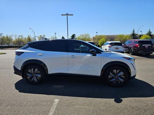 Everest White Pearl Tricoat/Black Diamond Pearl 2024 Nissan ARIYA PLATINUM+