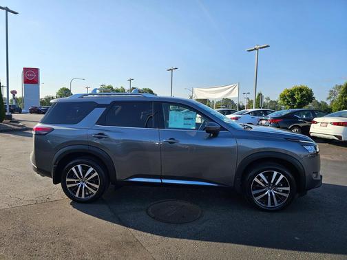 2025 Nissan Pathfinder Platinum 4WD