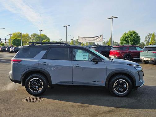 Boulder Gray Pearl/Super Black 2026 Nissan Pathfinder Rock Creek