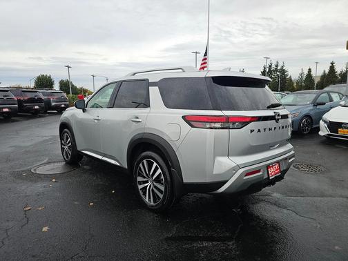2025 Nissan Pathfinder Platinum 4WD
