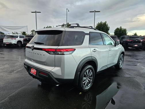 2025 Nissan Pathfinder SV 4WD