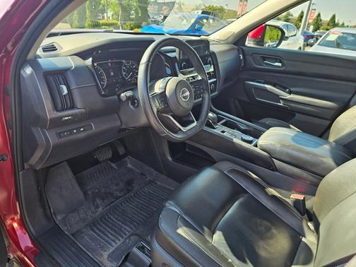 2022 Nissan Pathfinder SL