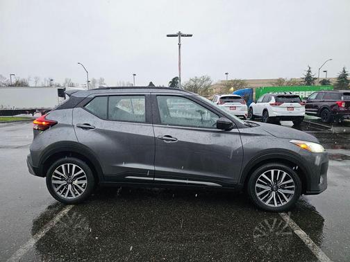 Gun Metallic 2024 Nissan Kicks SR