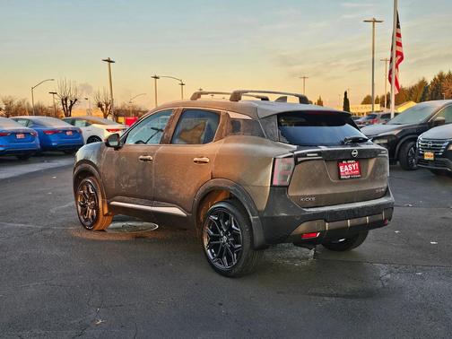 2025 Nissan Kicks SR
