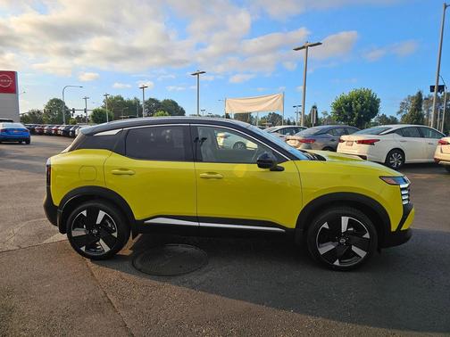 2025 Nissan Kicks SR