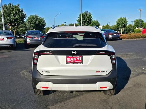 2025 Nissan Kicks SR