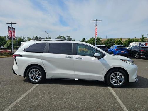 2024 Toyota Sienna Limited 7-Passenger