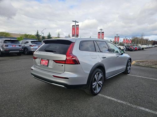 2025 Volvo V60 Cross Country Plus, B5 AWD Gas (mild hybrid)