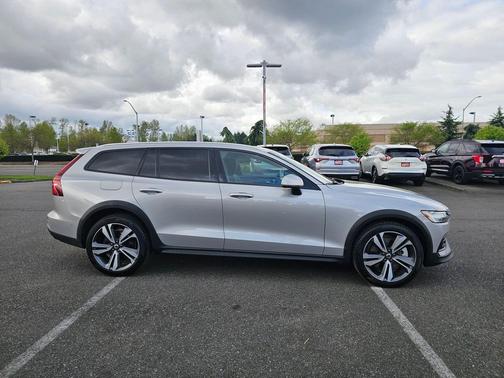 2025 Volvo V60 Cross Country Plus, B5 AWD Gas (mild hybrid)