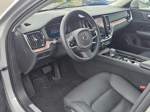 2025 Volvo V60 Cross Country Plus, B5 AWD Gas (mild hybrid)