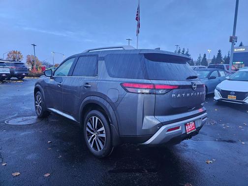 2025 Nissan Pathfinder Platinum 4WD