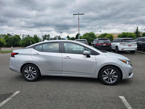 Brilliant Silver 2023 Nissan Versa 1.6 SV