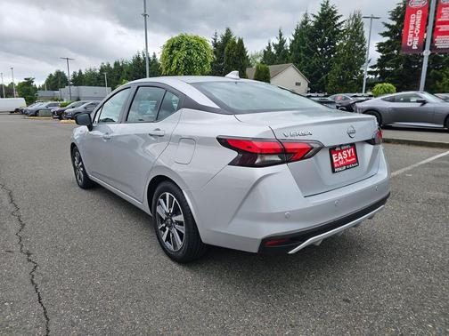 Brilliant Silver 2023 Nissan Versa 1.6 SV