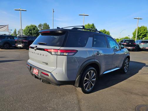 Boulder Gray Pearl/Super Black 2026 Nissan Pathfinder Platinum