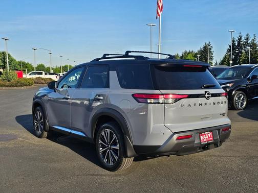 Boulder Gray Pearl/Super Black 2026 Nissan Pathfinder Platinum
