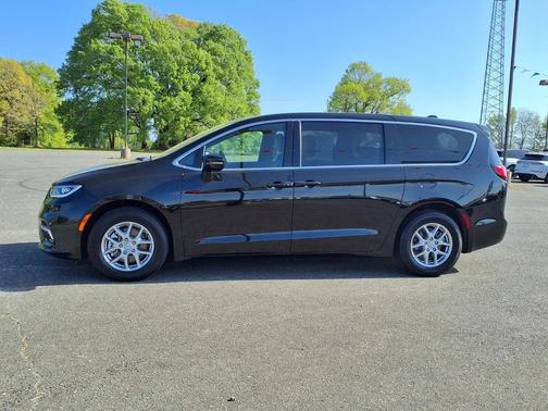 Diamond Black Crystal Pearlcoat 2025 Chrysler Pacifica L