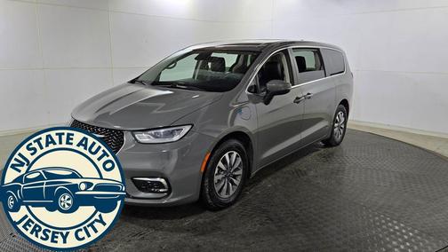 2023 Chrysler Pacifica Hybrid Touring L