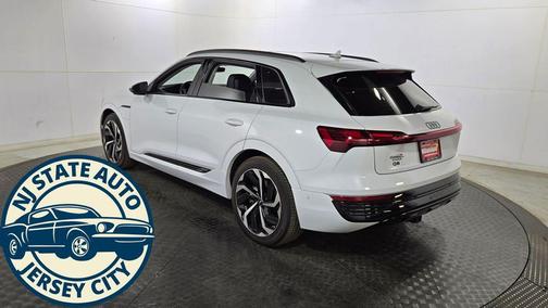 Glacier White Metallic 2024 Audi Q8 e-tron Premium Plus