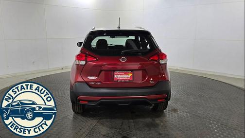 Cayenne Red/Super Black 2019 Nissan Kicks SR