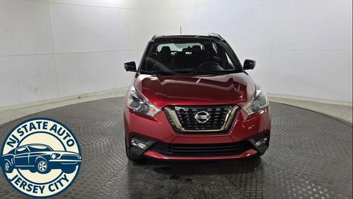 Cayenne Red/Super Black 2019 Nissan Kicks SR