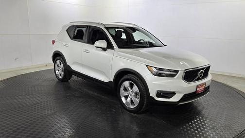 2022 Volvo XC40 T5 Momentum