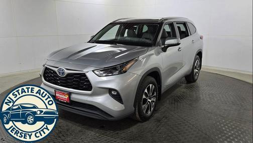 Celestial Silver Metallic 2023 Toyota Highlander Hybrid XLE